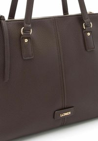 Borsa a mano in pelle marrone con texture, doppi manici, ferrature color oro e una targa con logo ben visibile. Presenta una chiusura con zip e un design strutturato.