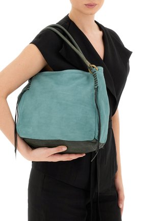 Borsa a tracolla in suede teal con dettagli in pelle verde, forma arrotondata e lacci decorativi in pelle ai lati. Tracolla per il trasporto.