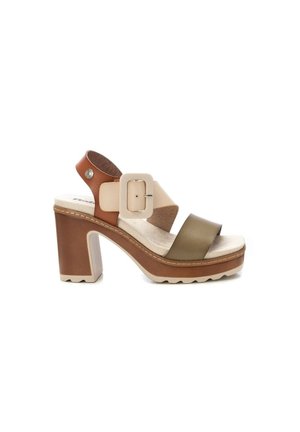 Sandalo da donna con tacco alto e punta aperta, cinturini in pelle marrone, beige e oliva, grande fibbia quadrata e tacco largo a blocco.