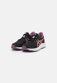 Chaussures de sport noires avec des accents roses, dotées d'un dessus en mesh, d'une semelle texturée et d'un intercalaire blanc contrastant. Les lacets sont noirs avec des accents.