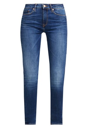 Blugi din denim de culoare albastră închisă cu un design ajustat, având un aranjament cu cinci buzunare și închidere cu nasture. Decolorare ușoară în zona genunchilor.
