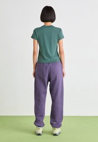 Nike Sportswear PANT - Calças de fato de treino - dark raisin