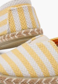 Espadrillas a righe con tela intrecciata bianca e gialla, suola in juta naturale e design a punta rotonda con una morbida fodera in tessuto.