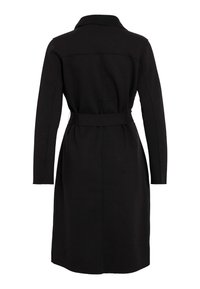 Manteau noir long jusqu'aux genoux à manches longues avec un col et une ceinture à la taille, vu de dos sur fond blanc.