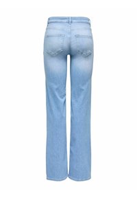 Jeans de denim azul claro con un diseño de pierna ancha, bolsillos traseros centrados y una textura suave con un estilo clásico de cinco bolsillos.