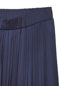 Jūras spēku zila pleatēta svārku ar elastīgu jostasvietu, kas parāda smalku auduma tekstūru un vertikālas krokas, izstrādāta komfortam un stilam.