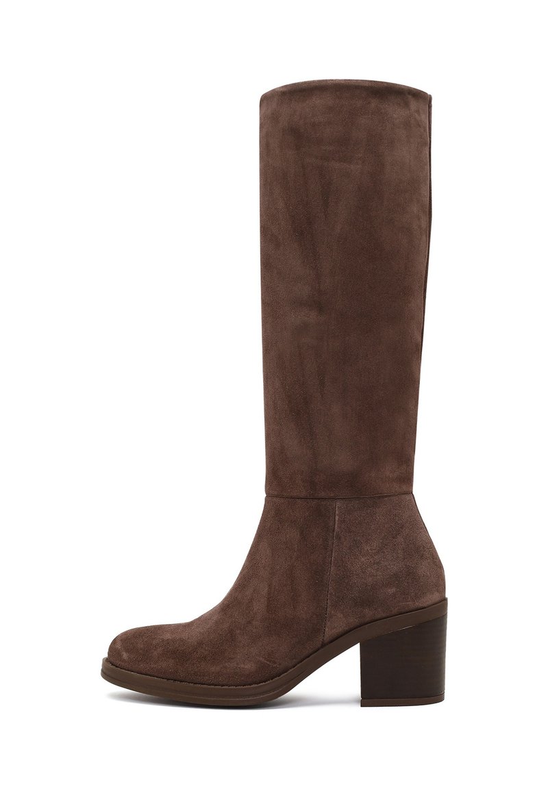 Bruine suède laarzen tot de knie met een ronde neus en een chunky hak. Heeft een gladde oppervlakte en een eenvoudig ontwerp.