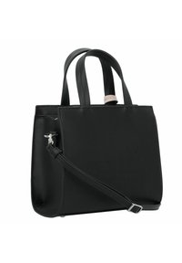 Sac synthétique noir avec double poignées et une bandoulière amovible. Présente une forme rectangulaire et une texture lisse. Accents en métal argenté.