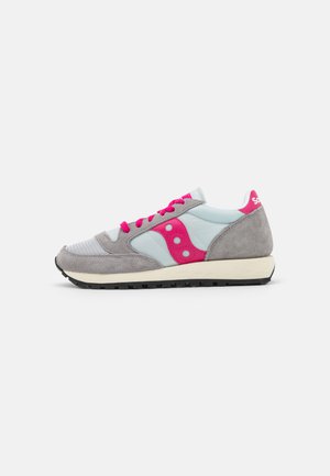 Sneakers in suede grigio e blu chiaro con dettagli rosa, caratterizzati da un design fantasia e suola in gomma nera. Lacci e logo di un brillante rosa.