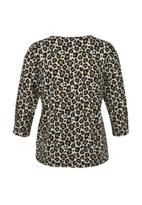 Leopardprint top gemaakt van zachte stof, met driekwart mouwen en een afgeronde zoom. Voorkeurskleuren zijn zwart, bruin en crème.