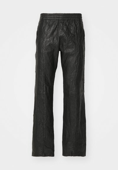 Pantalons en tissu noir froissé avec une taille élastique et une coupe évasée, sans poches visibles ni fermetures.