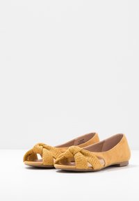 Dorothy Perkins Baleríny s otevřenou špičkou - yellow