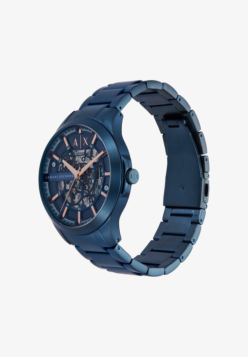 Blau metallische automatische Armani Exchange Armbanduhr mit Skelett-Zifferblatt, roségoldenen Stundenmarkierungen und Glieder-Metallarmband.