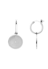 Orecchini a cerchio in argento con un pendente a forma di bussola, caratterizzati da direzioni incise e una superficie testurizzata, che mette in risalto una finitura lucida.