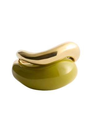 Anneaux empilés de forme abstraite en forme de haricot, l'un en or brillant et l'autre en vert olive brillant, sur un fond blanc.