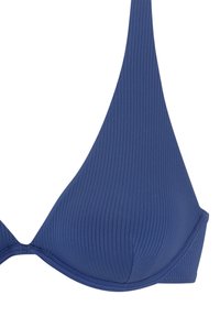 Tamsiai mėlynas rizikuojantis bikini viršus su trikampio forma ir reguliuojamomis petnešėlėmis. Audinys atrodo lygus, su subtilia tekstūra ir siūlių detalėmis.
