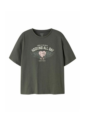 T-shirt vert foncé à manches courtes avec encolure ronde et texte imprimé "Born to be bold Rocking all day Made of magic" autour d’un cœur avec des ailes.