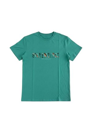T-shirt verde a maniche corte con scollo rotondo e scritta del logo "BIKKEMBERGS" in lettere decorate sul petto.