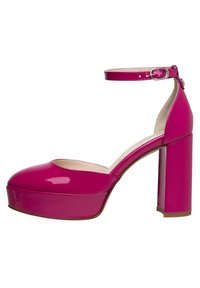 Décolleté platform in vernice rosa, con punta rotonda, cinturino alla caviglia e tacco a blocco spesso, caratterizzati da una superficie liscia e lucida.