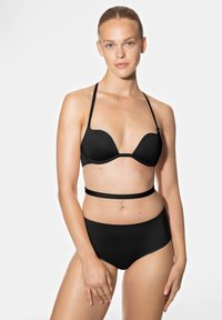 Ensemble de bikini noir comprenant un haut triangle avec des fines bretelles et un bas taille haute, fabriqué dans un tissu lisse et extensible.