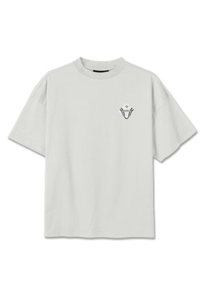 Šviesiai pilkas laisvo stiliaus marškinėliai trumpomis rankovėmis su mažu juodai baltu geometriniu logotipu kairėje krūtinės pusėje.