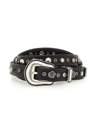 Cintura in pelle nera con fibbia in tonalità argento, accenti floreali e borchie metalliche. Il cinturino ha una finitura testurizzata con più fori.
