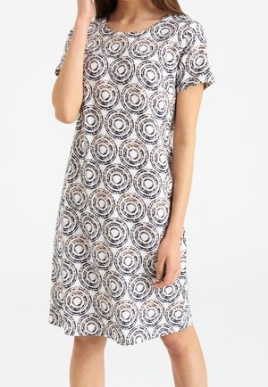 Robe à manches courtes en tissu léger avec un motif circulaire bleu et beige sur fond blanc, dotée d'un col rond et d'une coupe décontractée.