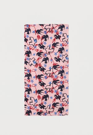 Roosa kangas mustade ja valgete lindude mustriga, punaste lillejoontega ja laiali laotatud siniste tähtedega.