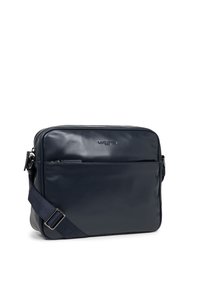 Borsa a tracolla in pelle blu navy con superficie liscia, chiusura a zip, tasca frontale e tracolla in tessuto regolabile.