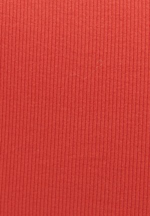 Tejido de franjas verticales rojo con relieve, que presenta una textura suave y un ligero pelaje. Color uniforme sin patrones o acentos visibles.