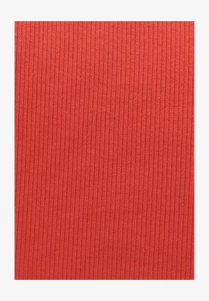 Tejido de franjas verticales rojo con relieve, que presenta una textura suave y un ligero pelaje. Color uniforme sin patrones o acentos visibles.