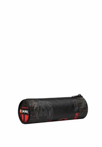 Mustast silindrikujulisest pliiatsikotist, millel on punased ja oranžid ninjateemalised graafikud, peal tõmblukk ning LEGO Ninjago logo otstes.