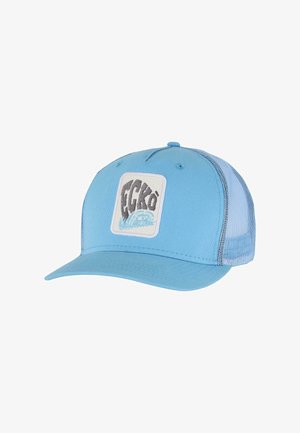 Sininen hattu, jossa on tiivis etuosa ja verkko-tausta. Siinä on suorakulmainen tarra, jossa lukee "ECKO" harmaalla ja sinisillä aalloilla. Lasketut yksityiskohdat.