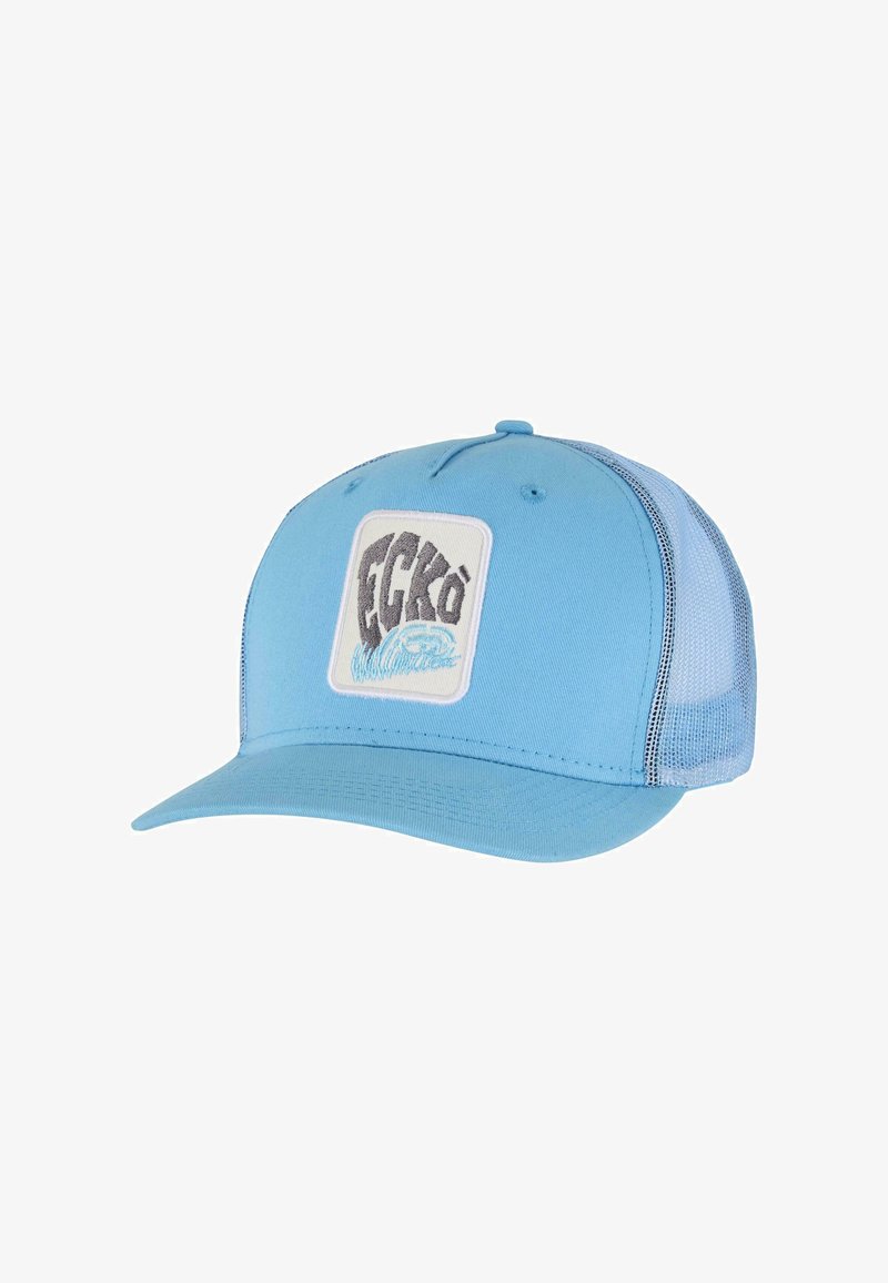 Casquette bleue avec un avant solide et un dos en maille. Présente une patch rectangulaire avec "ECKO" en gris et des vagues bleues. Détails brodés.
