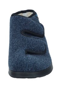 Dunkelblaue Hausschuhe mit texturiertem Stoff, Klettverschlussriemen und schwarzer Gummisohle. Niedrige Höhe und rundes Design der Zehen für zusätzlichen Komfort.