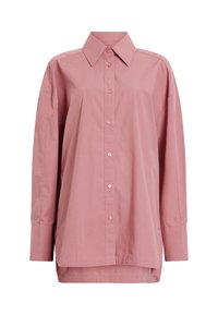 Camisa rosa de manga larga con botones y cuello clásico, que presenta un corte recto, textura suave y un ligero brillo. Cierre de botones en la parte delantera.