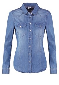 Chemise en denim bleu à manches longues avec boutons, col et deux poches poitrine à rabats et boutons.