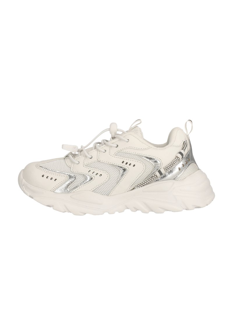 Weiße Sneaker mit einem strukturierten Mesh-Obermaterial und silbernen Akzenten, einer gepolsterten Sohle und einem runden Zehenbereich. Enthält flache Schnürsenkel und eine Zuglasche.