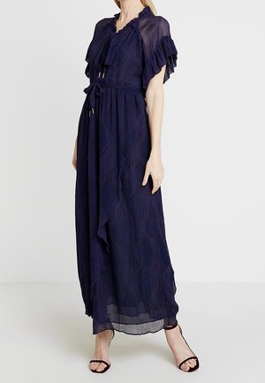 Granatowa sukienka maxi z falbankowym dekoltem i falującymi rękawkami. Posiada wcięcie w talii oraz luźną spódnicę z przezroczystą warstwą na wierzchu.