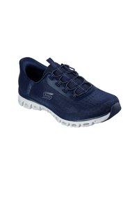 Zapatillas de deporte azul marino con un upper de tela texturizada, sistema de cordones elásticos y una suela blanca acolchada con un revestimiento segmentado para mayor flexibilidad.