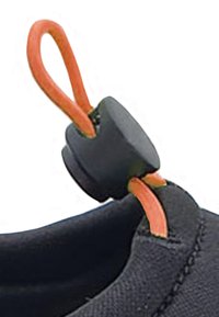 Tissu noir avec cordon de serrage, doté d'une boucle orange et d'un cordon en plastique noir pour le réglage. Surface texturée avec des détails decoutures visibles.