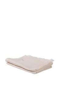 Écharpe beige pliée en tissu doux avec des bords frangés. Présente un motif subtil et une texture lisse, idéale pour superposer.