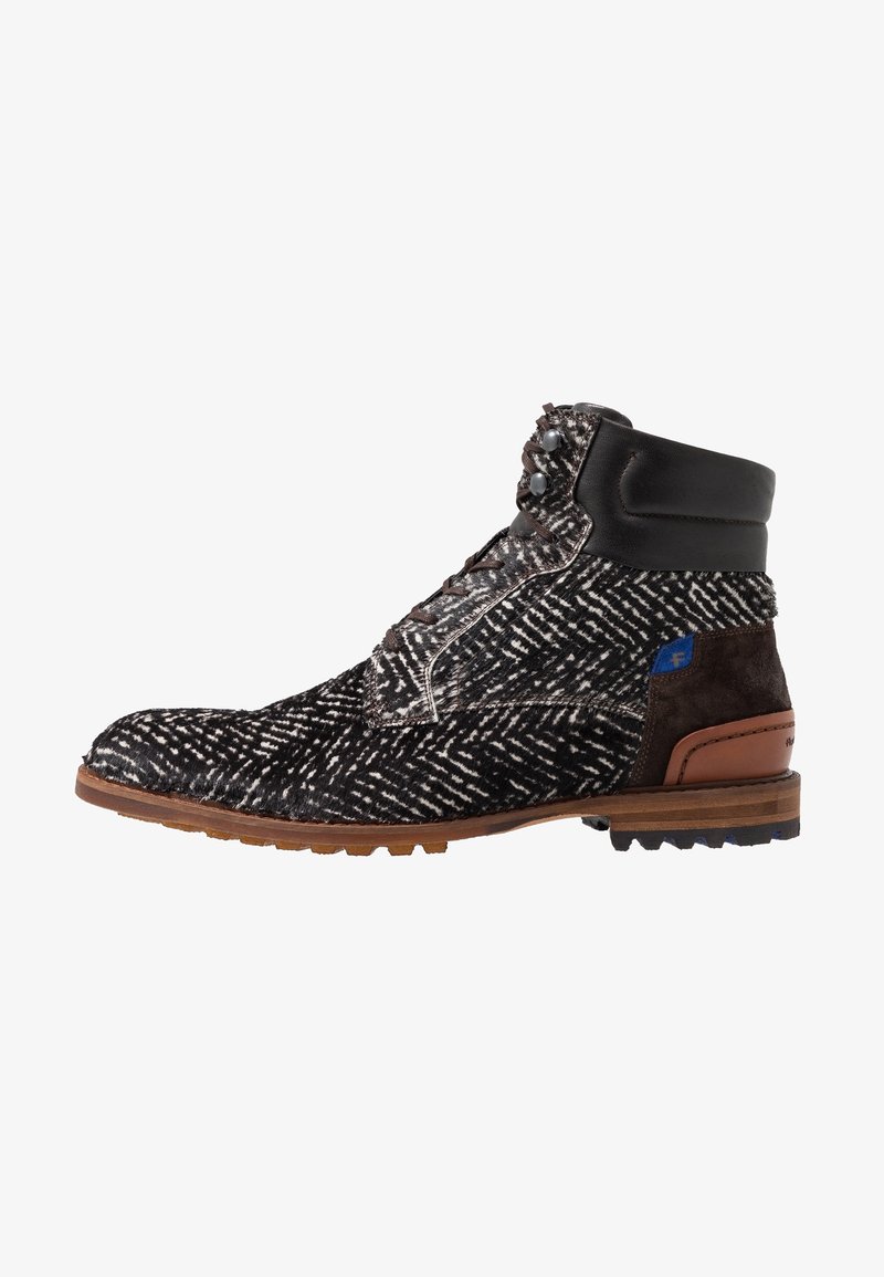 Botte montante pour homme avec motif texturé noir et blanc, talon en cuir marron, col rembourré, fermeture à lacets à l'avant et semelle en bois à crampons.