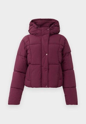 Chaqueta de plumas acolchada morada con capucha, cierre de botones a presión y mangas largas, exhibida sobre un fondo blanco.