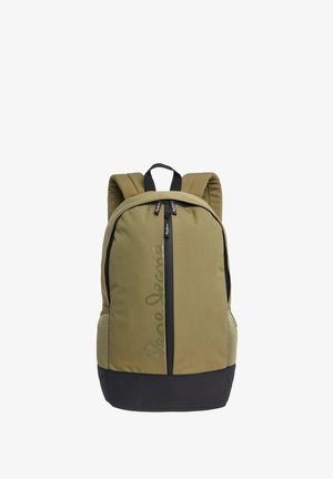 Mochila verde oliva con fondo negro, correas de hombro acolchadas, bolsillo frontal con cremallera, bolsillos laterales de malla y detalle del logo en el frente.
