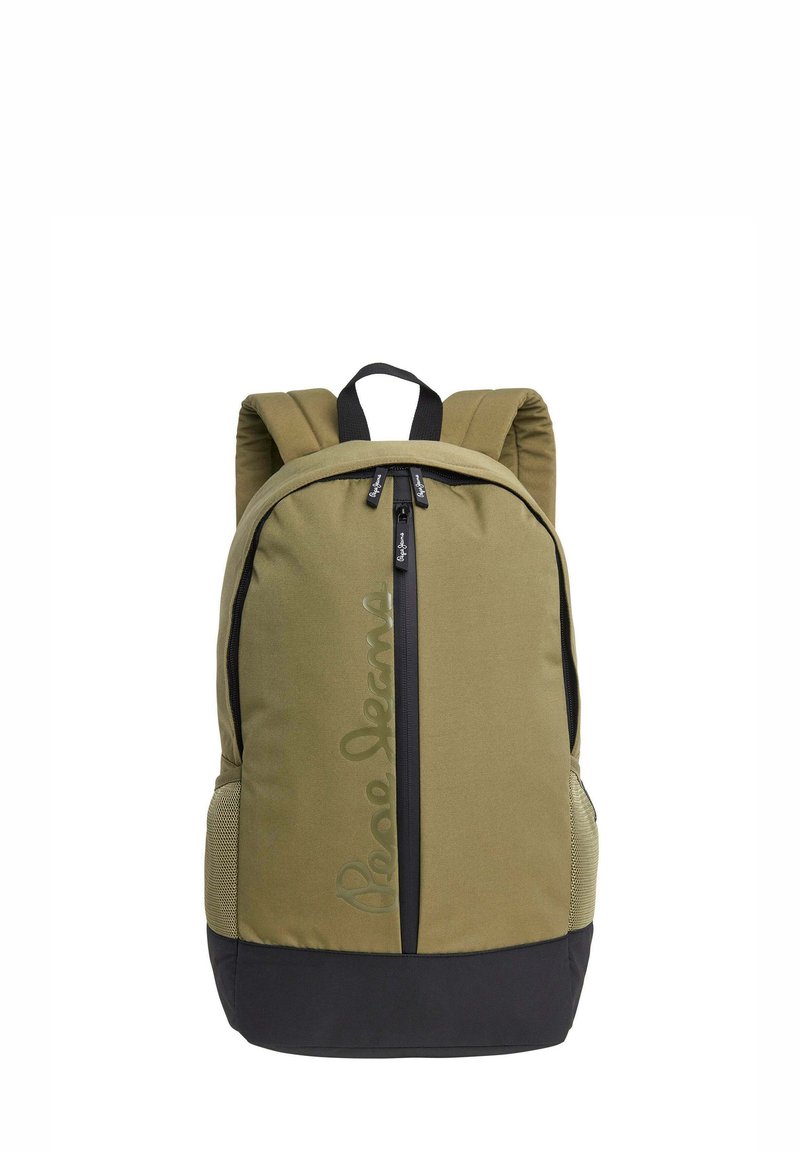 Olivgrön ryggsäck med svart botten, vadderade axelremmar, dragkedjeförsedd framficka, nätfickor på sidorna och logodetalj på framsidan.