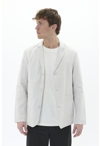 Helle, legere Blazerjacke mit lockerer Passform, mit Reverskragen, drei Knöpfen und zwei vorderen Taschen.