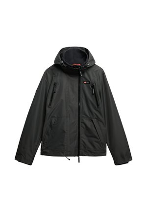 Graue wasserdichte Jacke mit Kapuze, Reißverschluss vorne und zwei Reißverschlusstaschen auf der Brust. Verstellbarer Kordelzug am Saum. Glatte Textur.