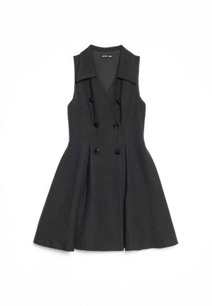 Μαύρο φόρεμα χωρίς μανίκια με διπλό πέτο, φαρδιά γιακά και φούστα που ανοίγει, απλωμένο επίπεδα σε λευκό φόντο.