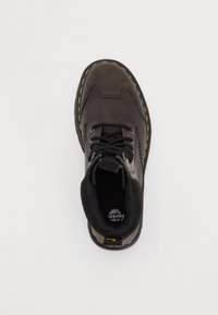 Dr. Martens ZEBZAG 8 TIE UNISEX - Aulinukai su platforma - black/charcoal grey